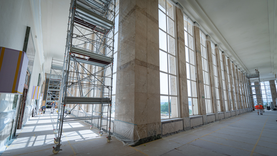 Scaffolds are lined up and canvas cover part of the original constructions inside the Palais des Nations.