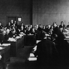 Séance de la S.D.N. sur la Mandchourie : Dr Yen, délégué chinois parlant : à gauche, baron Von Neurath Thirteenth Ordinary Session of the Assembly Geneva, September 26 - October 17, 1932