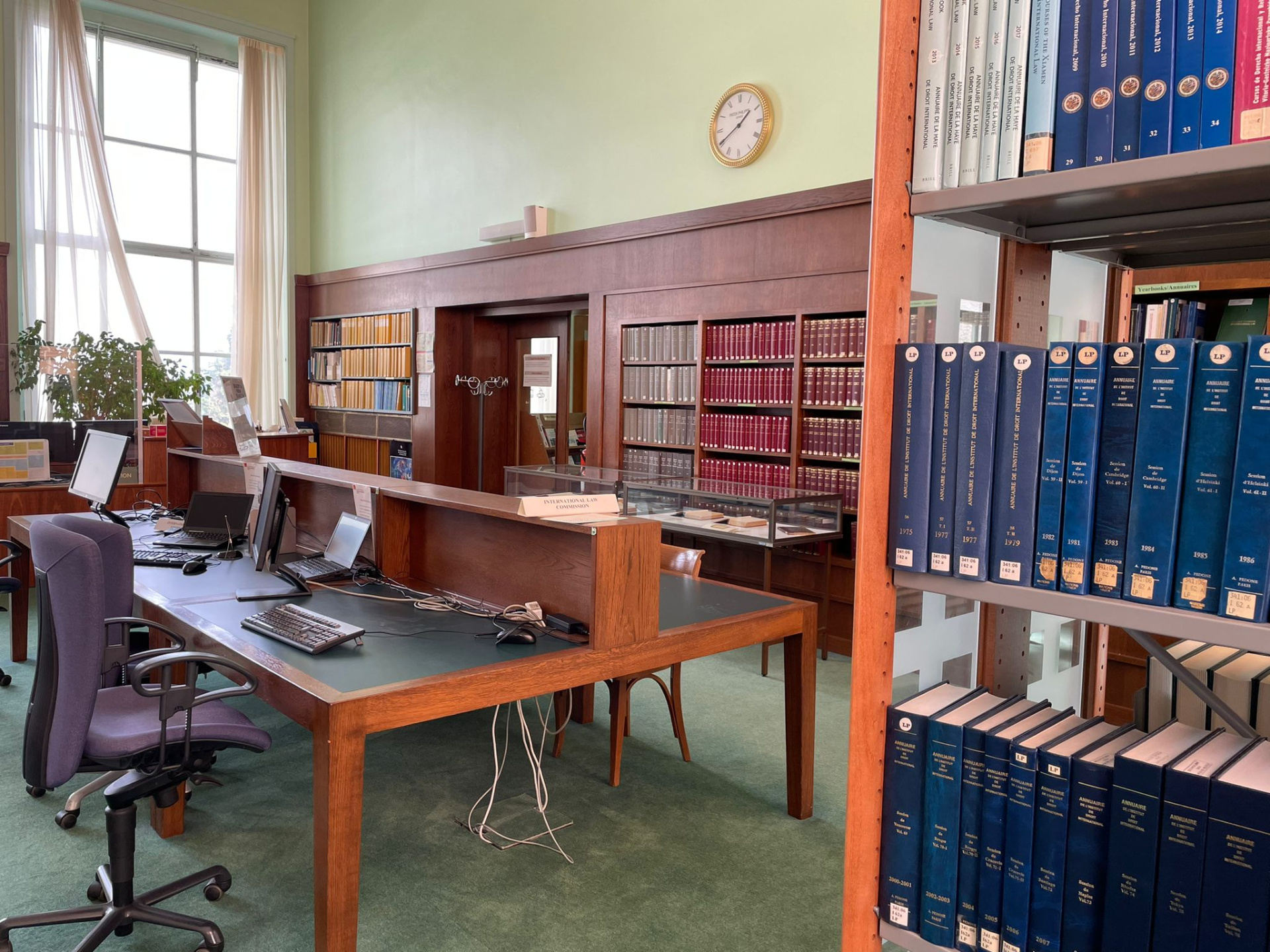 A library reading room with work desks and book shelves