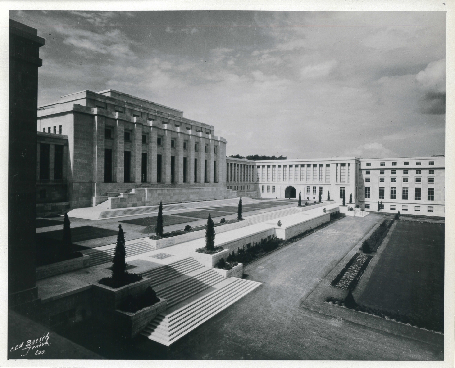 A black and white photography of the Palais des Nations. 