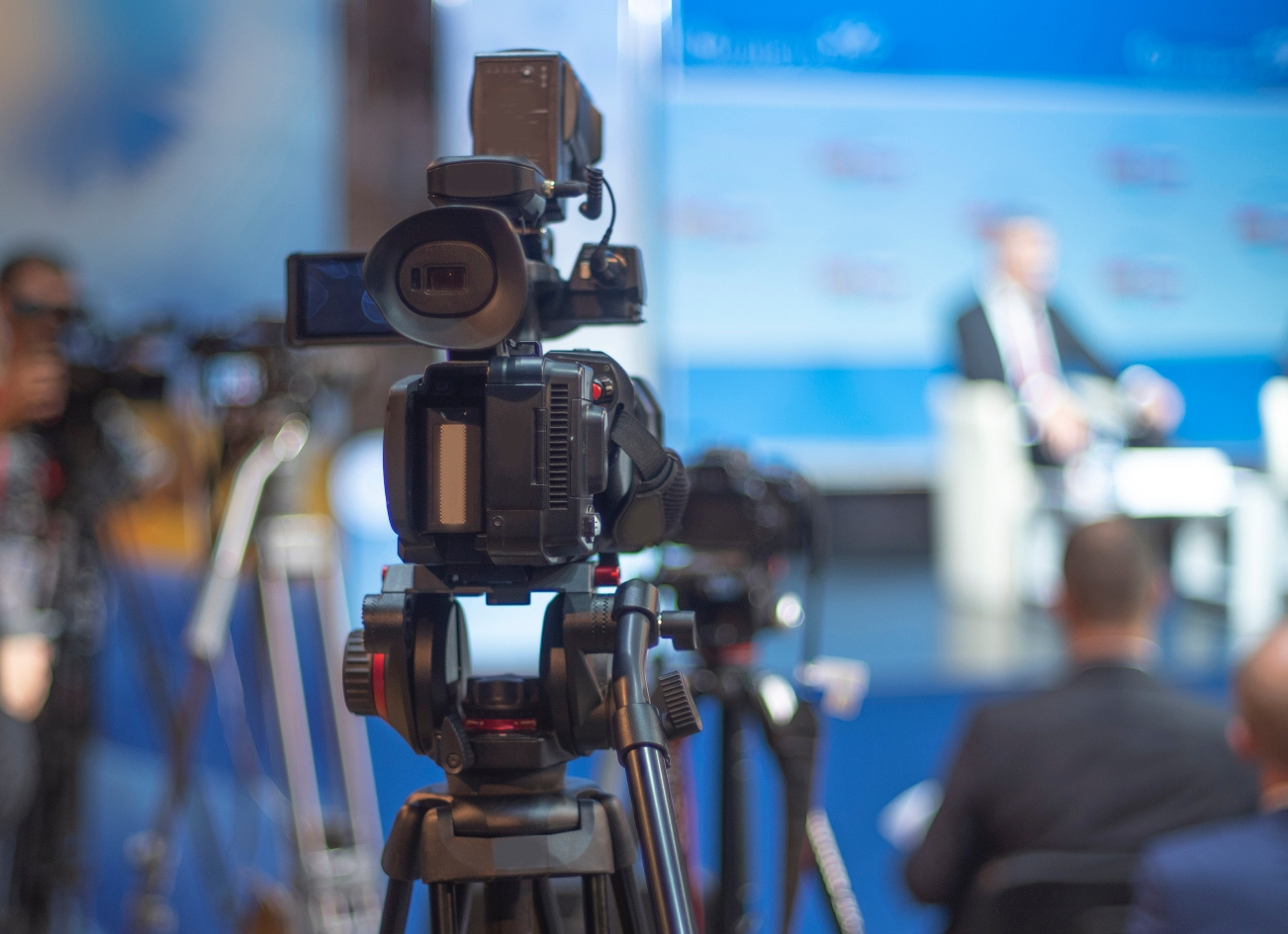 A camera directed towards a speaking situation in a conference room.