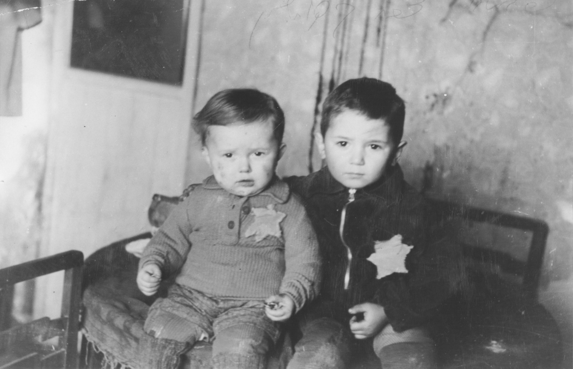 Holocaust_A portrait of Emanuel Rosenthal, age two, and his brother, Avram, age five in the Kovno ghetto, Lithuania, February 1944.jpg