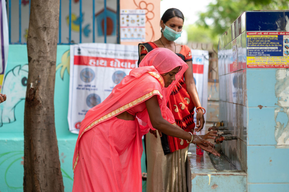 © UNICEF/Vinay Panjwani A woman in Gujarat, India, is educated on the benefits of handwashing during the COVID-19 pandemic.