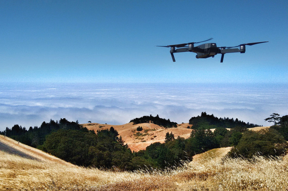  Unsplash/Ian Usher Un drone survole le mont Tamalpais aux États-Unis.