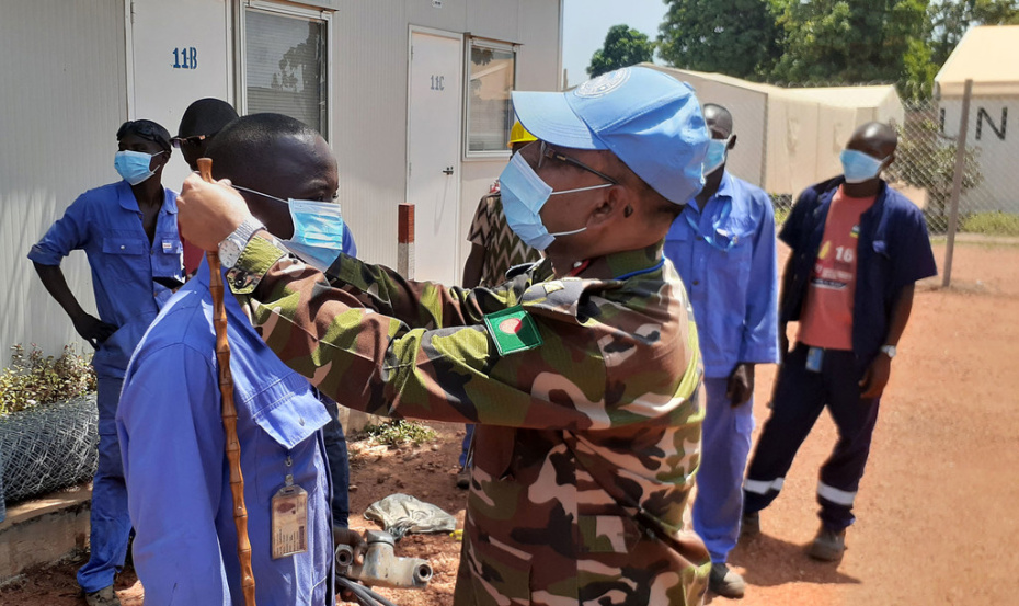 MINUSCA As part of the information campaign on COVID-19, the commander of the Bangladeshi medical contingent at the Security Council-mandated UN peacekeeping mission in the Central African Republic, encourages local contractors to wear protection masks.