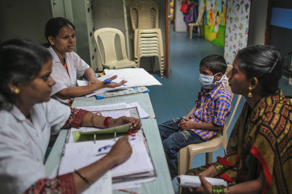 © UNICEF/Hiraj Singh Counsellors talk with the mother of a nine-year-old boy at a Pediatrics Antiretroviral Therapy (ART) Centre at a hospital in Mumbai, India.
