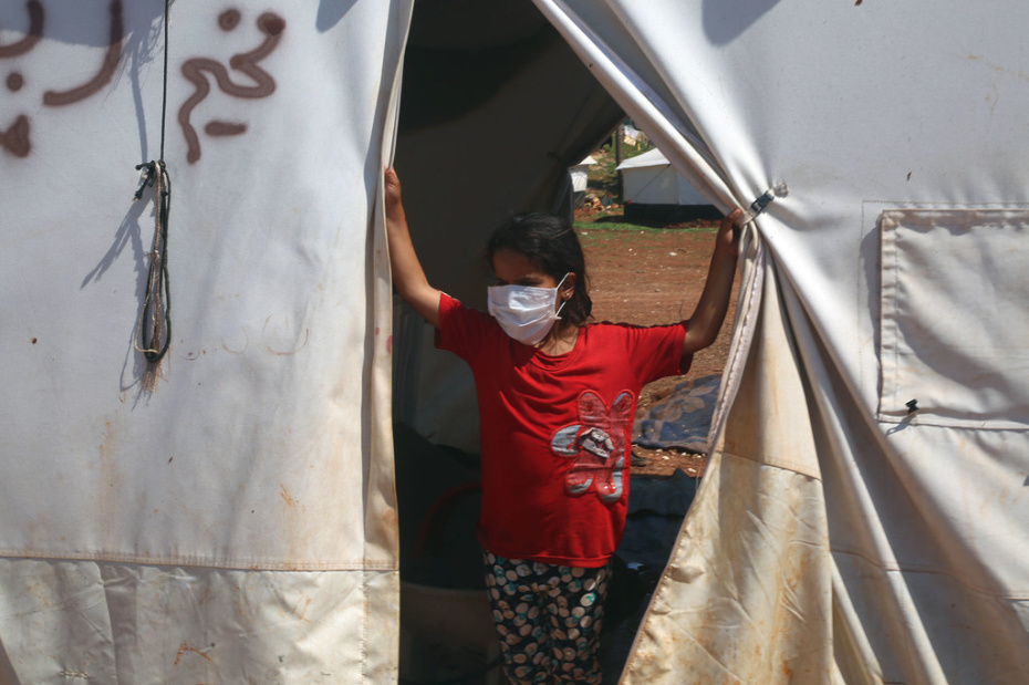 © UNICEF/Omar Albam Une jeune fille dans une tente d'un camp de Syriens déplacés dans le nord d'Idlib, en Syrie.