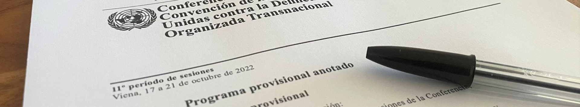 A UN document in Spanish is lying on a table, a pen on top of it. 